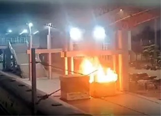 देर रात रायपुर रेलवे स्टेशन में लगी आग, कोई हताहत नहीं