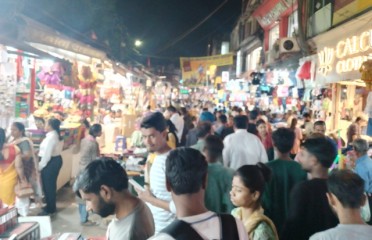 होली पर्व की खरीदारी से लखनऊ के अमीनाबाद बाजार में रौनक