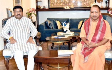 मंत्री धर्मेंद्र प्रधान ने  उत्तर प्रदेश के मुख्‍यमंत्री योगी आदित्‍यनाथ से उनके सरकारी आवास पर मुलाकात की।