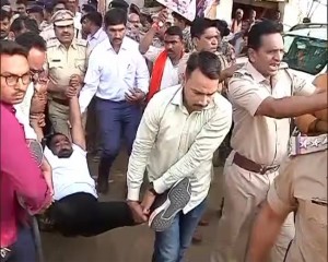 मुंबई: विधायक नितीन देशमुख सहित पांच सौ कार्यकर्ताओं को पुलिस ने हिरासत में लिया