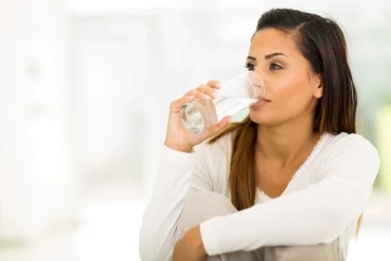 गर्म पानी पीने से हो सकता है सेहत को ये नुकसान, जानें कैसे करें सेवन
