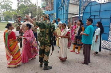 धमकी की शिकायतों के साथ बंगाल में तीन सीटों पर मतदान शुरू