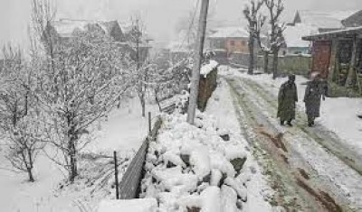 जम्मू कश्मीर के तीन जिलों में कक्षा आठ तक के छात्रों के लिए स्कूल बंद, बर्फबारी से लोग परेशान