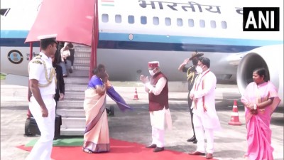 त्रिपुरा के मुख्यमंत्री माणिक साहा और त्रिपुरा के राज्यपाल सत्यदेव नारायण आर्य ने राष्ट्रपति द्रौपदी मुर्मू का स्वाग