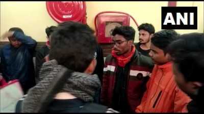 रैगिंग के कारण छात्रावास की दूसरी मंजिल से कूद गया। मामला दर्ज़ करके आरोपी निरंजन ठाकुर को गिरफ्तार
