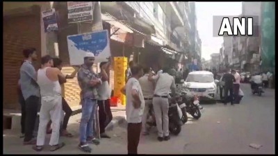 दिल्ली: यमुना विहार रोड, जाफराबाद में एक कार में एक व्यक्ति का शव मिला। पुलिस जांच कर रही है।