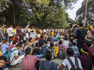 बीएचयू और आईआईटी बीएचयू के बीच दीवार के प्रस्ताव के विरोध में हजारों छात्र सड़क पर उतरे