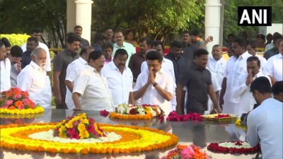 मुख्यमंत्री एमके स्टालिन ने  पूर्व मुख्यमंत्री और डीएमके संस्थापक सीएन अन्नादुरई के स्मारक पर पुष्पांजलि अर्पित की।