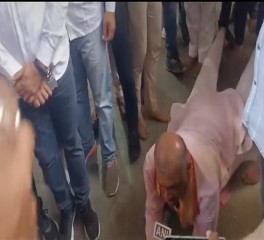 कानपुर: गिरफ्तारी देने को सपा विधायक अमिताभ ने शुरू की दंडवत यात्रा