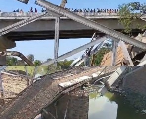 मुरैनाः नदी पर बना रेलवे का पुल ढहा, 50 फीट नीचे गिरने से 7 मजदूर घायल
