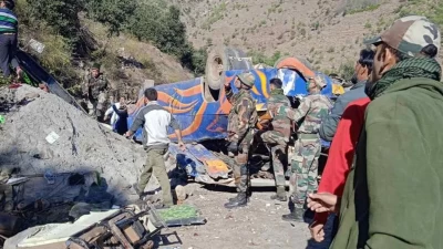 जम्मू-कश्मीर के डोडा में खड्ड में गिरा वाहन, तीन सरकारी कर्मियों की मौत
