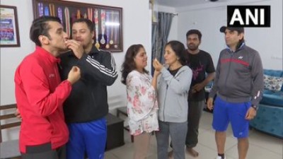 भारतीय बैडमिंटन खिलाड़ी लक्ष्य सेन के कॉमनवेल्थ गेम्स में स्वर्ण पदक जीतने के बाद उनके परिवार और दोस्तों ने बेंगलुरु में जश्न मनाया