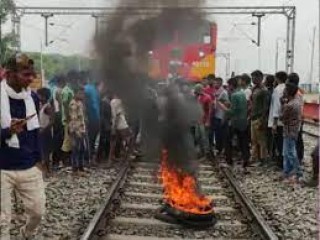 अग्निपथ योजना के खिलाफ देश के कई हिस्सों में प्रदर्शन तेज : ट्रेनों में आगजनी, तोड़फोड़