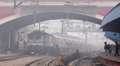 दिल्ली पर सर्दी का सितम : सड़क, रेल, हवाई यातायात प्रभावित; स्कूल बंद
