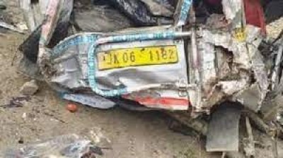 जम्मू-कश्मीर के डोडा में एक वाहन के खाई में गिरने से चार सरकारी अधिकारियों की मौत