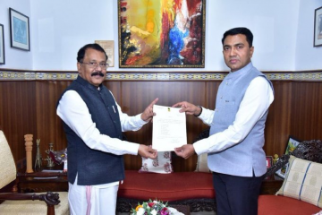 मनोनीत मुख्यमंत्री प्रमोद सावंत ने राजभवन में राज्यपाल को मंत्रिपरिषद नियुक्त करने का आदेश सौंपा।
