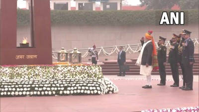 दिल्ली: प्रधानमंत्री नरेंद्र मोदी ने राष्ट्रीय युद्ध स्मारक पर श्रद्धांजलि दी।