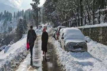 कश्मीर में ताजा बर्फबारी, तापमान में गिरावट दर्ज