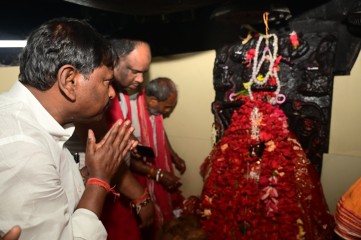 केंद्रीय मंत्री अर्जुन मुंडा ने सपरिवार दिउड़ी मंदिर में की पूजा-अर्चना