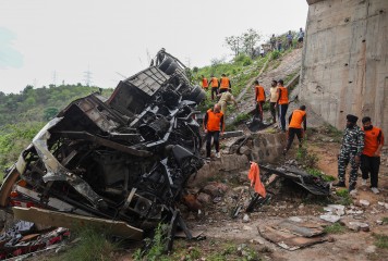 जम्मू में बस के पुल से गिरने से आठ लोगों की मौत, 20 अन्य घायल