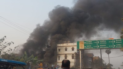 ढाका में गैस सिलिंडर लीक होने से लगी आग,लाखो की संपत्ति जलकर राख