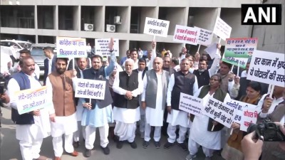 चंडीगढ़: हरियाणा कांग्रेस ने विभिन्न मुद्दों को लेकर सरकार के खिलाफ विधानसभा के सामने विरोध मार्च निकाला।