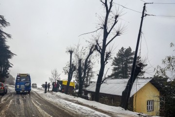 कश्मीर में ताजा बर्फबारी, श्रीनगर हवाई अड्डे पर उड़ान सेवाएं प्रभावित