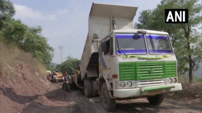 राजौरी के कालाकोट में दूर-दराज के पहाड़ी इलाकों में प्रधानमंत्री ग्राम सड़क योजना के तहत आज़ादी के बाद पहली बार सड़क बन रही हैं।