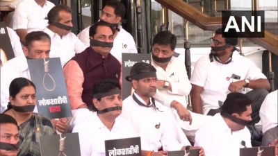 राहुल गांधी की अयोग्यता के खिलाफ MVA(महा विकास अघाड़ी) विधायकों ने राज्य विधानसभा के बाहर मौन विरोध प्रदर्शन किया।