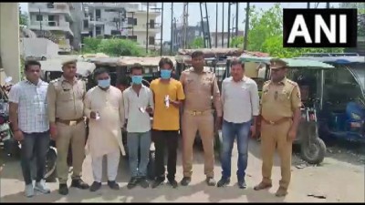 उत्तर प्रदेश: नोएडा पुलिस ने ई-रिक्शा चोरी करने वाले गिरोह का भांडाफोड़ किया।