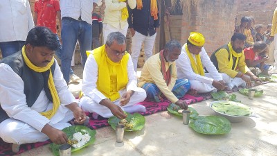 दलित वोट बैंक में सेंध लगाने पहुंचे मंत्री ओमप्रकाश राजभर, वनवासियों के घर खाया खाना