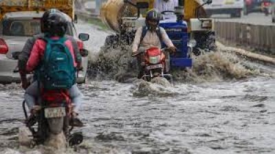 बारिश: गुरुग्राम में निजी कार्यालयों के कर्मियों को घर से काम करने की सलाह, स्कूल बंद