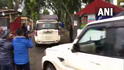 असम: वारिस पंजाब दे के कुछ तत्वों के खिलाफ विशेष कार्रवाई में गिरफ़्तार हुए आरोपियों को पुलिस डिब्रूगढ़ जेल लेकर पहुंची।