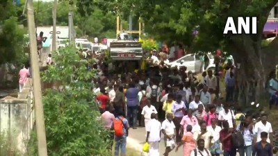 तमिलनाडु के स्कूल में मृत पाई गई लड़की का अंतिम संस्कार, लोगों ने दी अश्रुपूर्ण विदाई