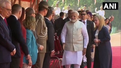 दिल्ली: इटली की प्रधानमंत्री जॉर्जिया मेलोनी का राष्ट्रपति भवन में स्वागत किया गया।