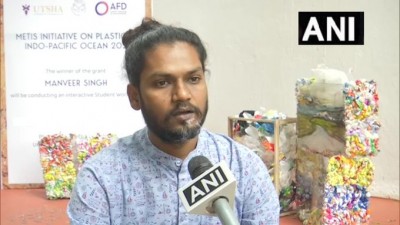 प्लास्टिक वाला नाम से प्रसिद्ध कलाकार मनवीर सिंह प्लास्टिक से खतरे के प्रति लोगों को जागरूक