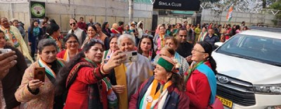 हिमाचल चुनाव प्रचार के आखिरी दिन महिला कांग्रेस कार्यकर्ताओं ने सीतारमण के साथ सेल्फी ली