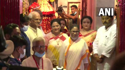 मुख्यमंत्री ममता बनर्जी ने कोलकाता के भवानीपुर स्थित शीतला मंदिर का दौरा