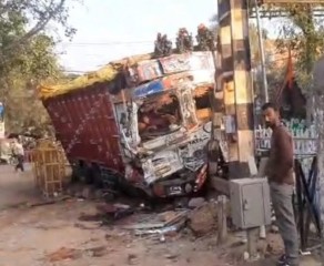 आलू से भरा अनियंत्रित ट्रक रेलवे हाईट गेज में घुसा, चालक की मौत