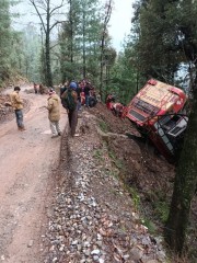 जम्मू कश्मीर: उधमपुर जिले के मोंगरी इलाके में एक बस के दुर्घटनाग्रस्त हो जाने से कई लोग घायल