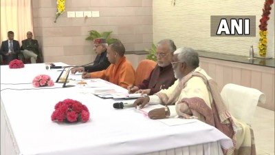 उत्तर प्रदेश के मुख्यमंत्री योगी आदित्यनाथ ने बजट प्रावधान के संबंध में व्यय को लेकर कैबिनेट मंत्रियों और अधिकारियों के साथ बैठक की।