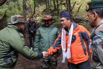 अरुणाचल प्रदेश के मुख्यमंत्री ने तवांग का दौरा किया, सेना के जवानों से मिले