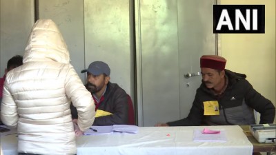 हिमाचल प्रदेश विधानसभा चुनाव-2022 के लिए मतदान शुरू हुए। तस्वीरें शिमला के मतदान