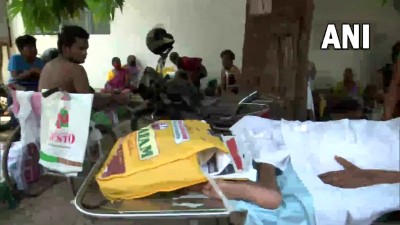 चेन्नई के राजीव गांधी सरकारी अस्पताल से सुरक्षित रूप से निकाले गए मरीजों को बाहर स्थानांतरित