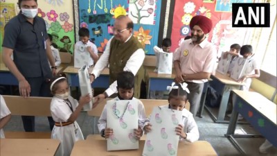 दिल्ली के उपराज्यपाल विनय कुमार सक्सेना ने नर्सरी से पांचवीं कक्षा के छात्रों को स्टेशनरी से जुड़ी सामग्री बांटी।