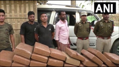 असम: पुलिस ने करीमगंज के हतीखिरा चाय बागान क्षेत्र से एक वाहन से 530 किलोग्राम गांजा जब्त किया।