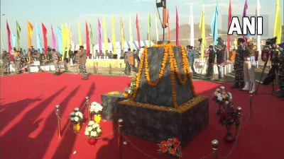 जम्मू कश्मीर: वर्ष 2019 में पुलवामा आतंकी हमले में शहीद हुए जवानों को शहीद स्मारक लेथपोरा में जवानों ने श्रद्धांजलि दी।