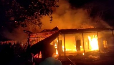 कामाख्या मंदिर परिसर में लगी आग में कई दुकानें जलकर राख