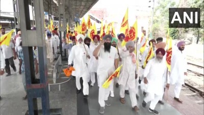 पंजाब में किसान संगठनों ने केंद्र सरकार के खिलाफ 4 घंटे का 'रेल रोको' आंदोलन चलाया।
