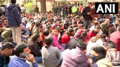 उत्तराखंड: पुलिस और छात्रों के बीच कल हुई झड़प के विरोध में छात्रों ने देहरादून में कचहरी के बाहर धरना प्रदर्शन किया।
